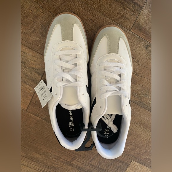 NWT Classic White and Black Men's Sneakers - Picture 2 of 6